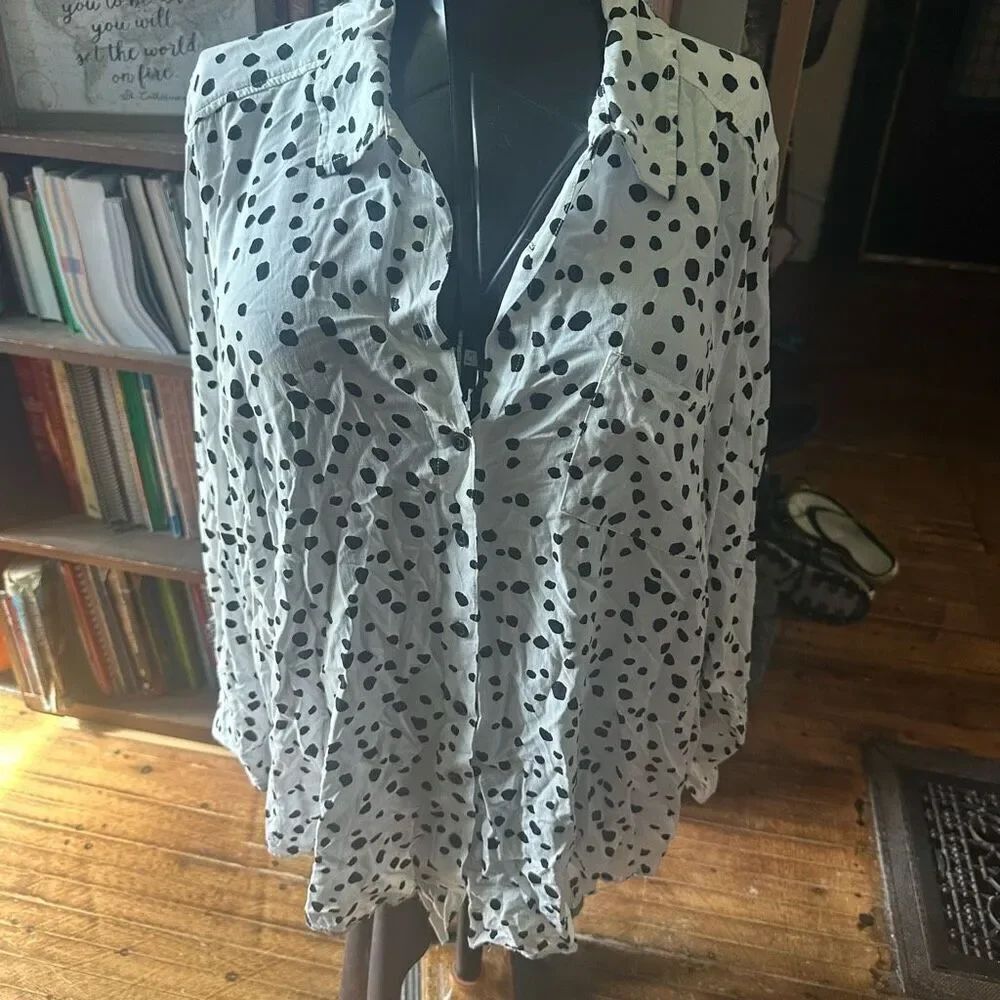 Torrid white & black polka dot 3x button down shirt
